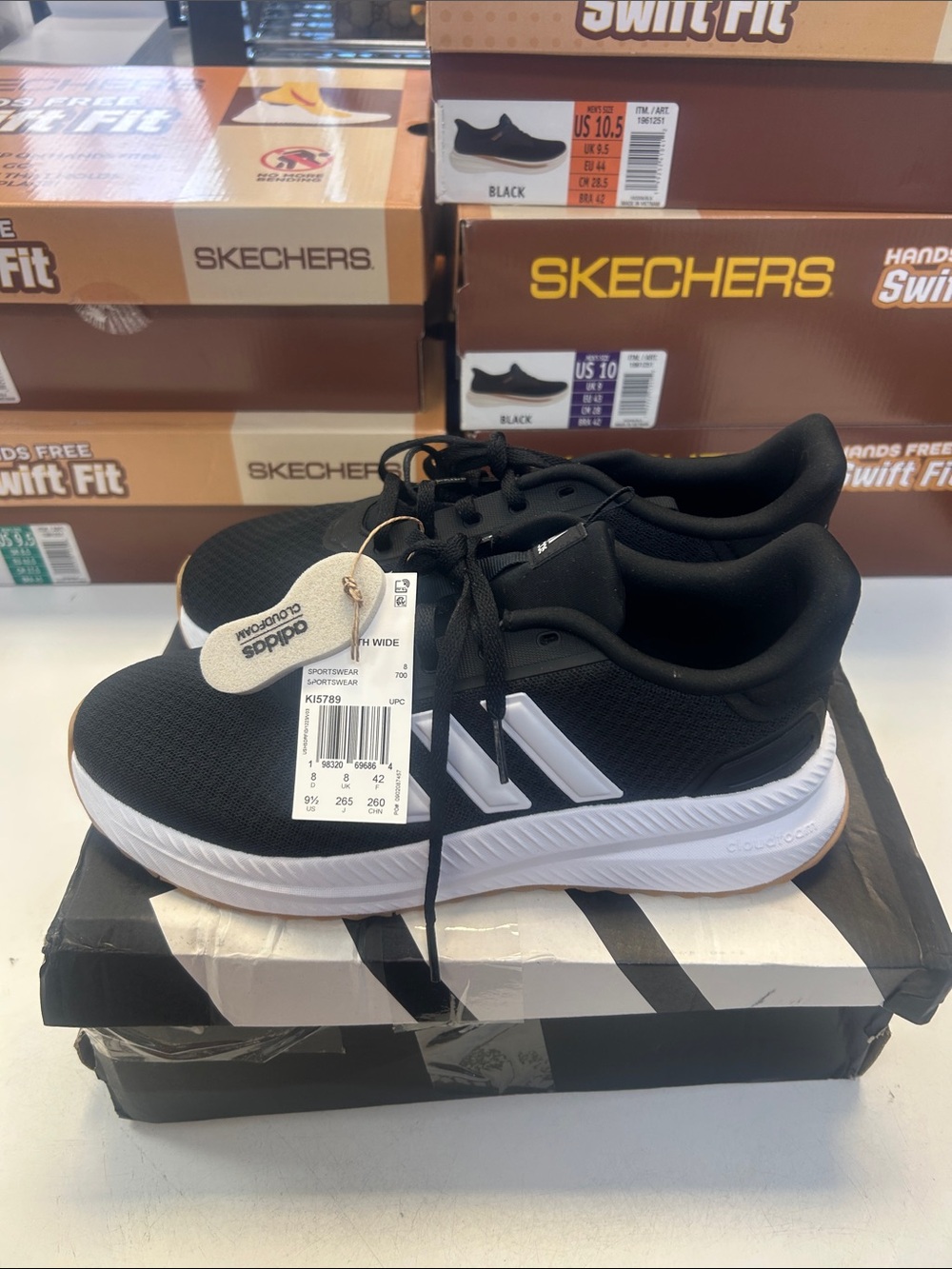 adidas Men’s Size 9.5 Wide Black and White Athletic Running Shoes 0523